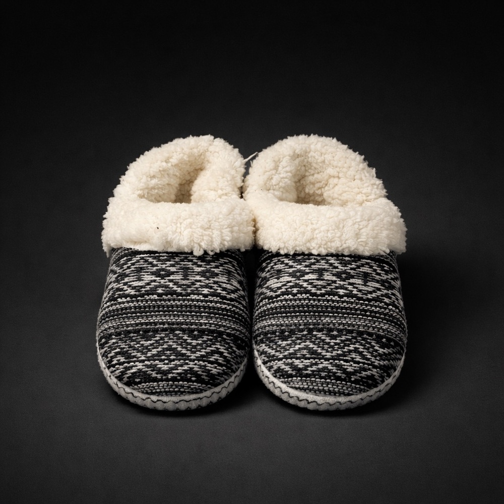 Muk Luks Knit Slippers with Faux Fur Lining Size Medium 7-8